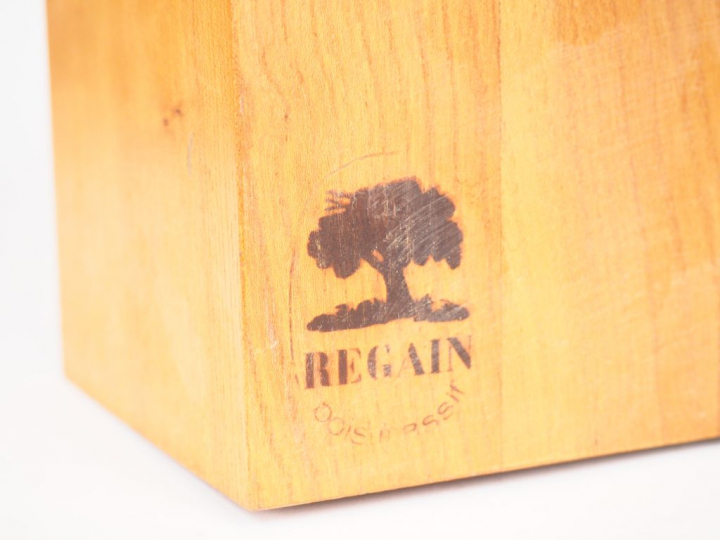 MAISON REGAIN.  Lampe moderniste en orme massif, abat-jour textile à d