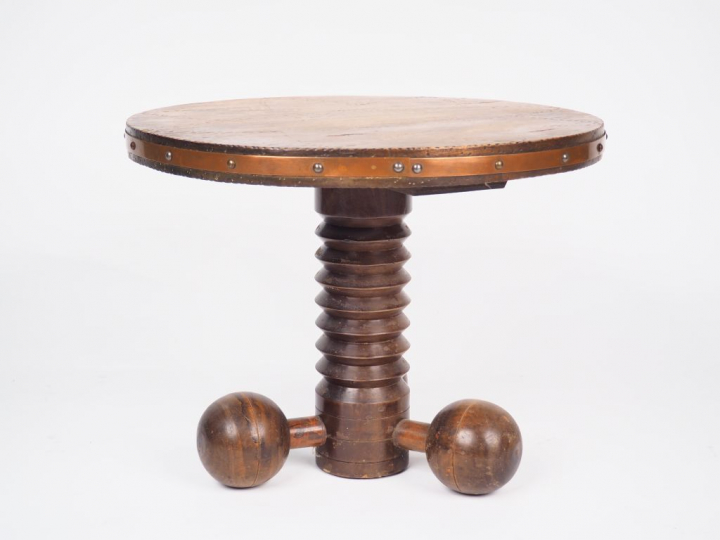 Charles DUDOUYT. Guéridon à plateau circulaire en chêne reposant sur u