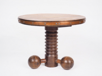 Vente aux enchères Charles DUDOUYT. Guéridon à plateau circulaire en chêne reposant sur u
