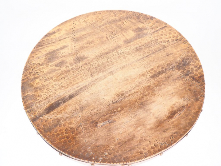 Charles DUDOUYT. Guéridon à plateau circulaire en chêne reposant sur u