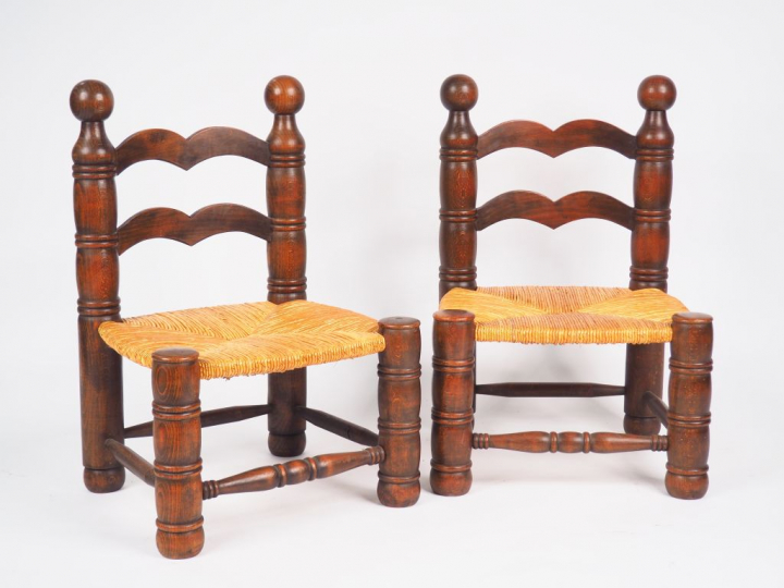 Charles DUDOUYT. Paire de chauffeuses en chêne, montants cylindriques 