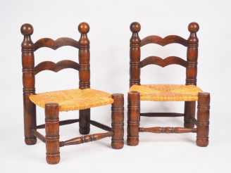 Vente aux enchères Charles DUDOUYT. Paire de chauffeuses en chêne, montants cylindriques 