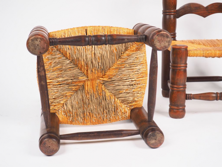 Charles DUDOUYT. Paire de chauffeuses en chêne, montants cylindriques 