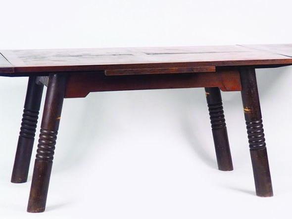 Charles DUDOUYT. Grande table de salle à manger en chêne, deux rallong