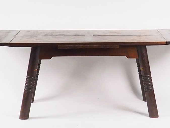 Charles DUDOUYT. Grande table de salle à manger en chêne, deux rallong