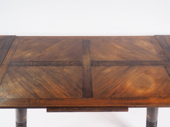 Charles DUDOUYT. Grande table de salle à manger en chêne, deux rallong