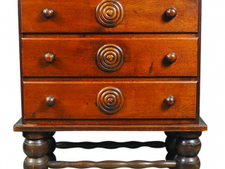 Vente aux enchères Charles DUDOUYT.  Commode en chêne, piètement boule à décor de spirale