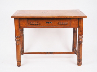 Vente aux enchères Charles DUDOUYT. Table à écrire en chêne, deux tiroirs en ceinture, pi