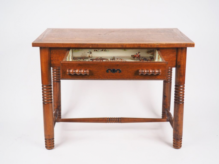 Charles DUDOUYT. Table à écrire en chêne, deux tiroirs en ceinture, pi