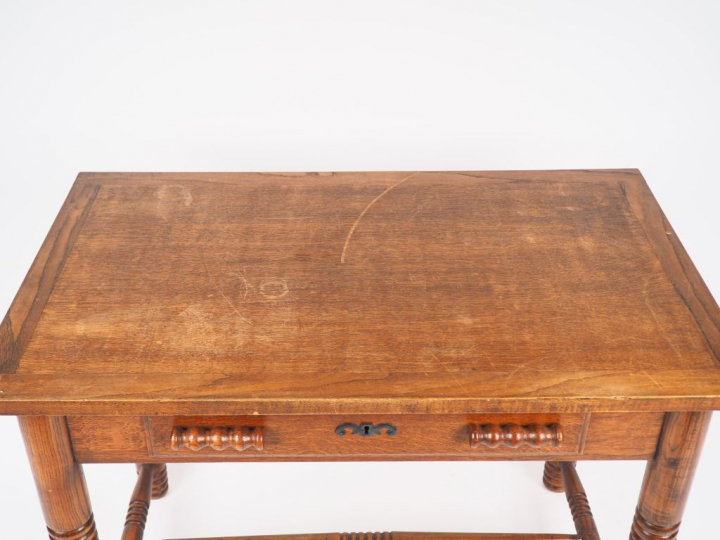 Charles DUDOUYT. Table à écrire en chêne, deux tiroirs en ceinture, pi