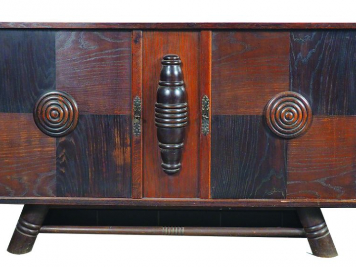 Charles DUDOUYT. Buffet en chêne tourné mouluré et sculpté à décor de 