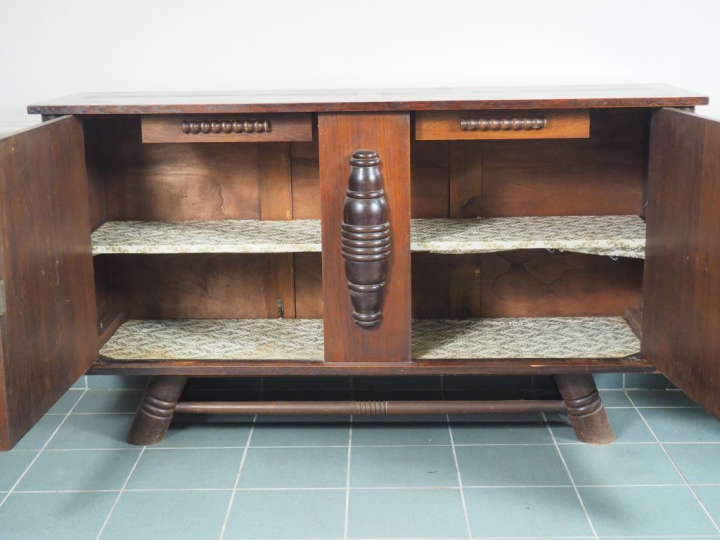 Charles DUDOUYT. Buffet en chêne tourné mouluré et sculpté à décor de 