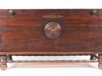 Vente aux enchères Charles DUDOUYT. Coffre en bois teinté à décor de spirales en relief, 