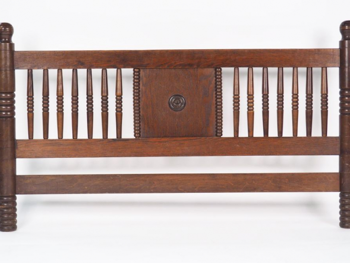 Charles DUDOUYT. Lit en chêne tourné et , surmonté de boules aux quatr