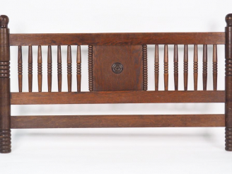 Vente aux enchères Charles DUDOUYT. Lit en chêne tourné et , surmonté de boules aux quatr