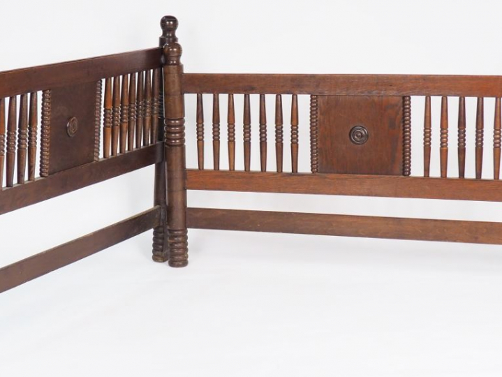 Charles DUDOUYT. Lit en chêne tourné et , surmonté de boules aux quatr