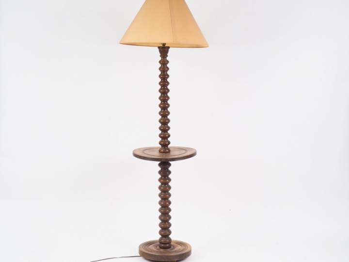 Charles DUDOUYT. Lampadaire en chêne tourné. H. 145 cm.