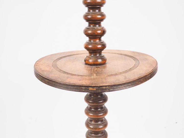 Charles DUDOUYT. Lampadaire en chêne tourné. H. 145 cm.