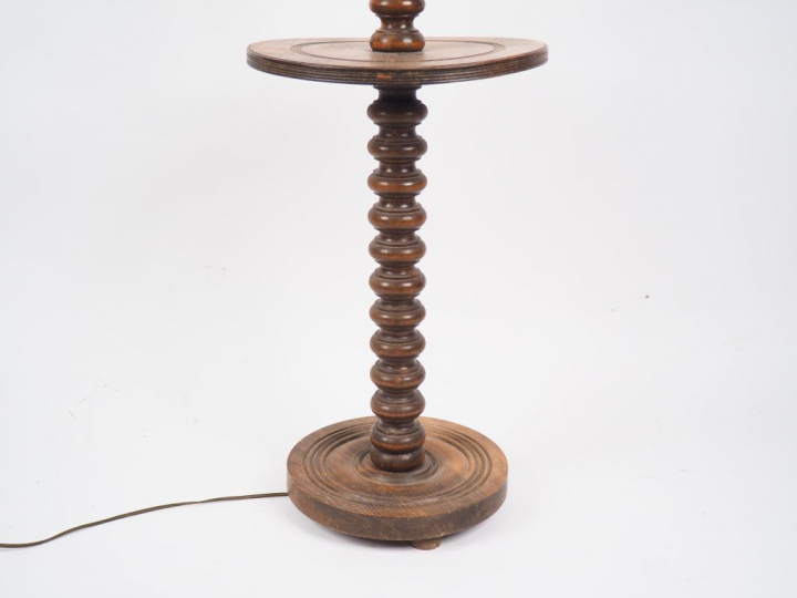 Charles DUDOUYT. Lampadaire en chêne tourné. H. 145 cm.