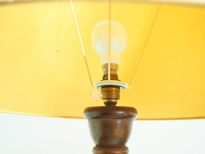 Charles DUDOUYT. Lampadaire en chêne tourné. H. 145 cm.