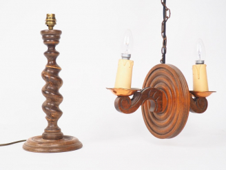 Vente aux enchères Charles DUDOUYT. Suspension en chêne à décor de consoles éclairant à d