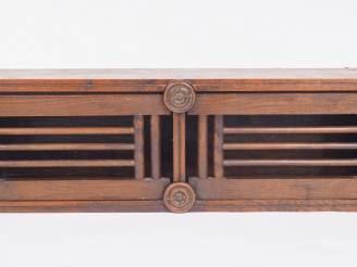 Vente aux enchères Charles DUDOUYT. Etagère murale en chêne à décor de deux spirales en r