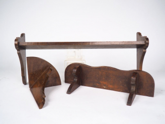 Vente aux enchères Charles DUDOUYT. Suite de 3 étagères murales en chêne et bois teinté. 