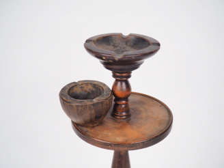 Vente aux enchères Charles DUDOUYT. 2 cendriers en chêne sculpté. H. 64 et 6 cm.