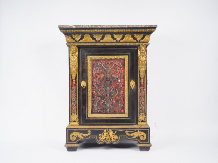 Meuble d’appui Napoléon III en marqueterie Boulle, riche ornementation