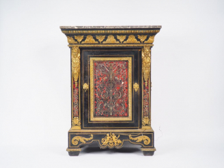 Vente aux enchères Meuble d’appui Napoléon III en marqueterie Boulle, riche ornementation