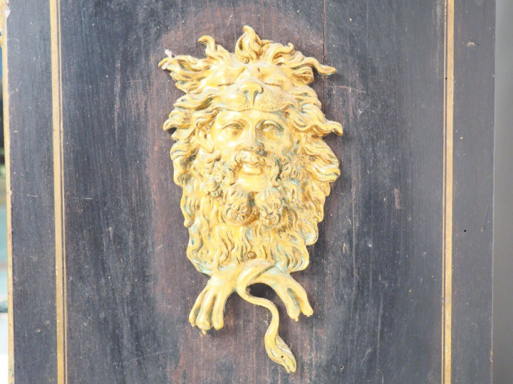 Meuble d’appui Napoléon III en marqueterie Boulle, riche ornementation