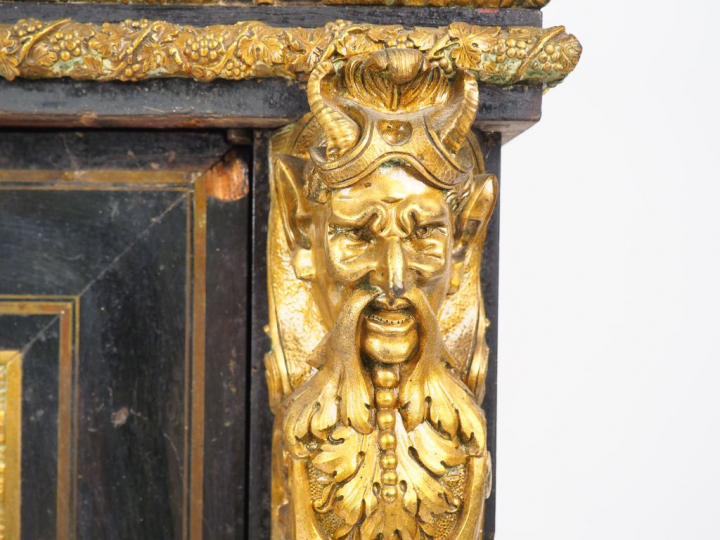Meuble d’appui Napoléon III en marqueterie Boulle, riche ornementation