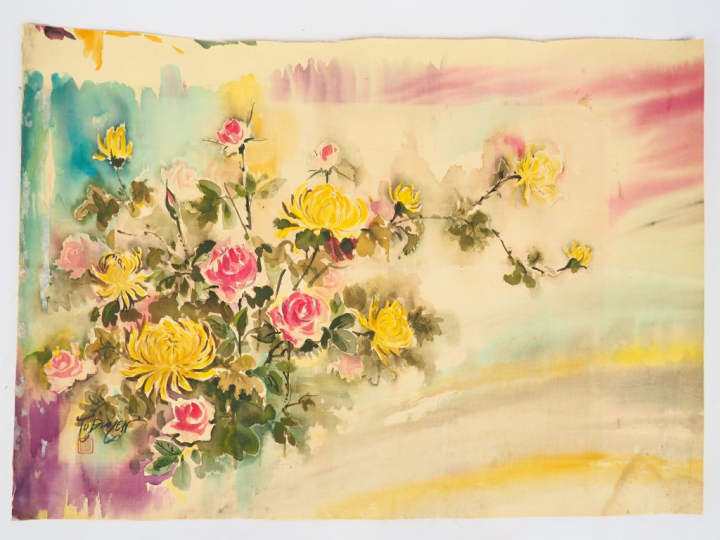 TU DUYEN "rose et chrysanthèmes" Encre et couleur sur soie  Dim. 51,5 