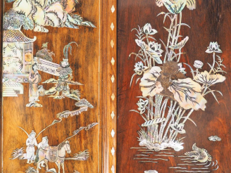 Vente aux enchères Ensemble de 8 panneaux en bois naturel et marqueterie de nacre à décor