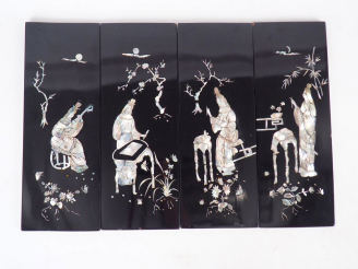 Vente aux enchères 4 panneaux en laque et nacre décor de personnages  Indochine vers 1960
