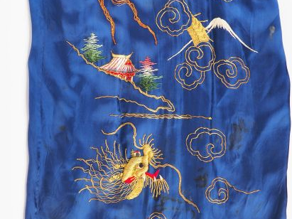Indochine, vers 1930, Robe en soie bleue à décor de dragons. (quelques