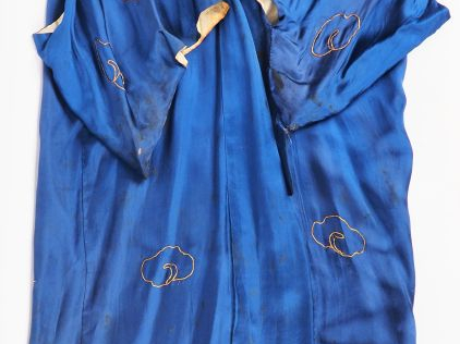 Indochine, vers 1930, Robe en soie bleue à décor de dragons. (quelques