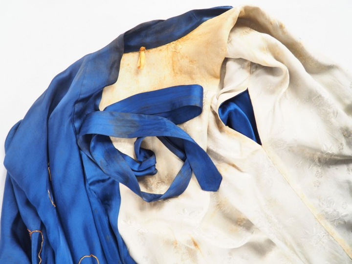 Indochine, vers 1930, Robe en soie bleue à décor de dragons. (quelques