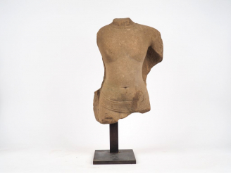 Vente aux enchères Torse de divinté féminine "uma" en grès  Cambodge XIème  provenance fa