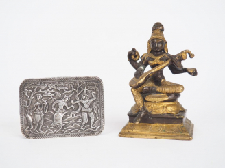 Vente aux enchères Boite en argent repoussé Siam et une statuette "musicienne"  Inde  Lar