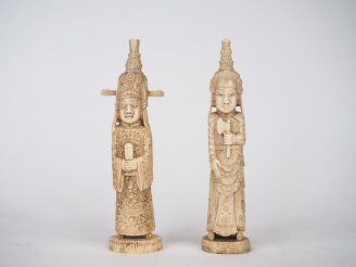 Vente aux enchères 2 statuettes en ivoire représentant des gardiens  Indochine vers 1930 