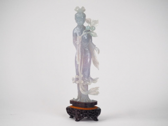 Vente aux enchères Belle statuette en jadéïte de Birmanie translucide représentant une dé