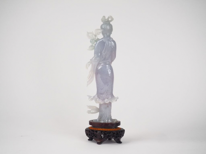 Belle statuette en jadéïte de Birmanie translucide représentant une dé