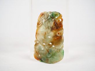 Vente aux enchères Pendentif XIXme en jadéite à décor de poissons et de fleurs. Dim. 5 x 