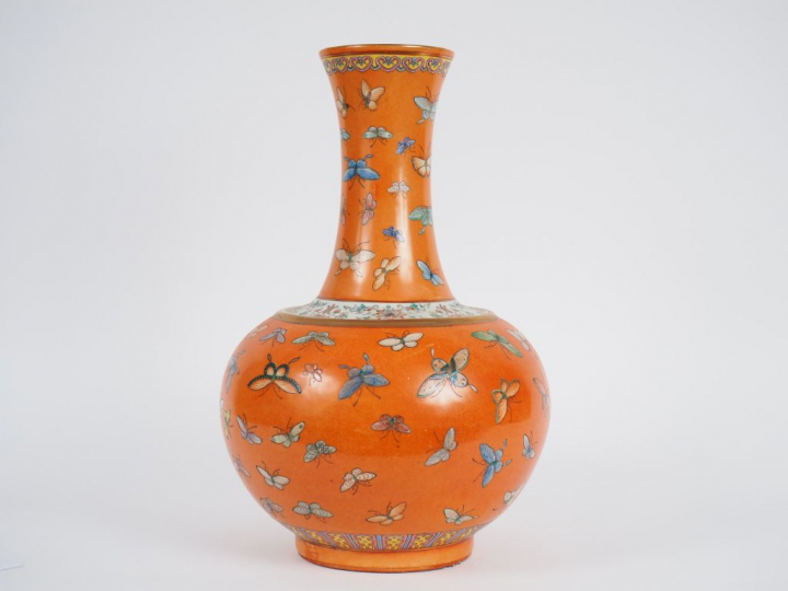 Vase bouteille à long col en porcelaine finement décorée en émaux fami