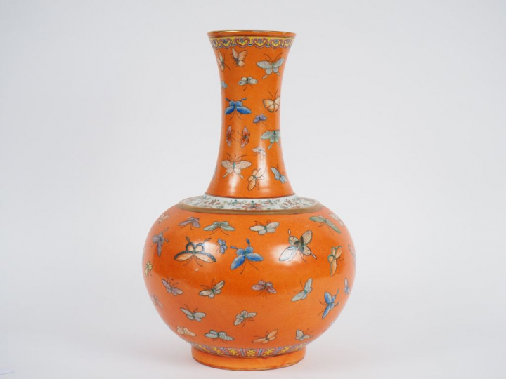 Vase bouteille à long col en porcelaine finement décorée en émaux fami