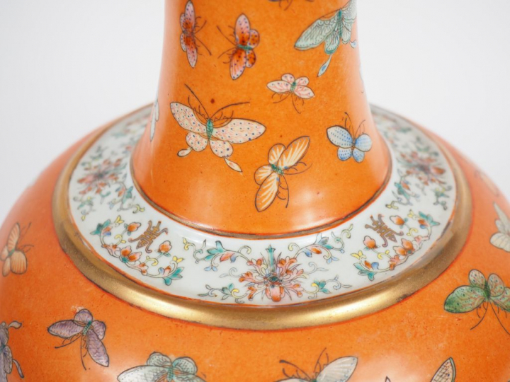 Vase bouteille à long col en porcelaine finement décorée en émaux fami