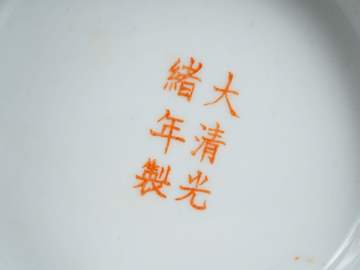 Vase bouteille à long col en porcelaine finement décorée en émaux fami