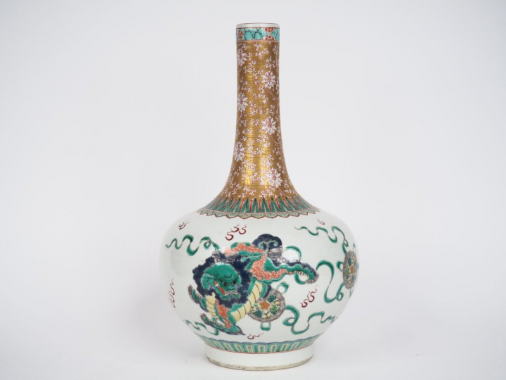 Vase bouteille à long col en porcelaine et émaux famille verte décor d