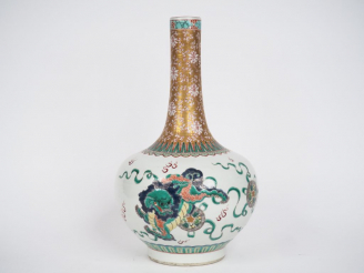 Vente aux enchères Vase bouteille à long col en porcelaine et émaux famille verte décor d